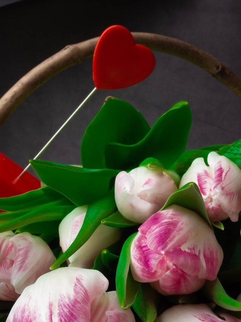 Strauß Frühlingsblumen rosa Tulpen Urlaubskarte für den 8. März Valentinstag oder Muttertag