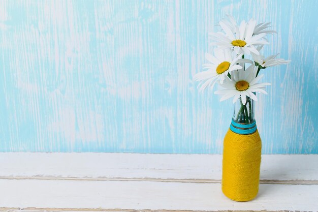 Strauß Gänseblümchen in der Vase auf dem Tisch