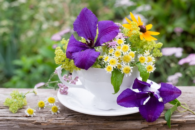 Strauß Gartenblumen in Tasse