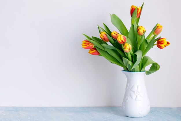 Strauß gelber Tulpen auf weißem Hintergrund