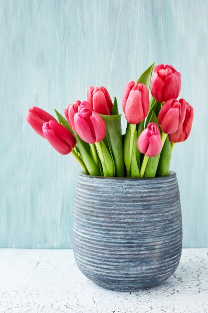 Strauß hellrosa Tulpen in der Vase.