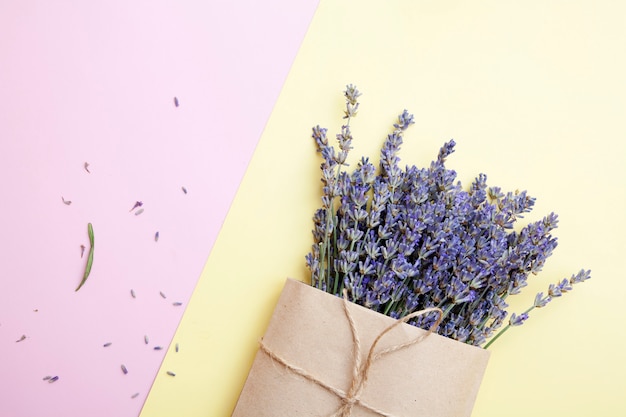 Strauß Lavendel in einem Bastelpaket mit Herzen