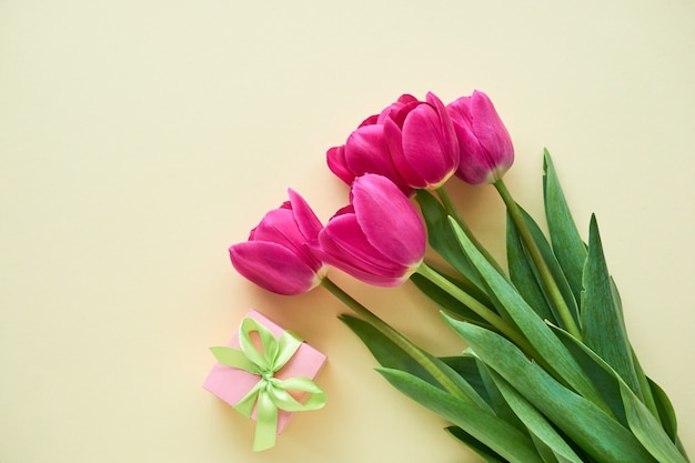 Strauß lila Tulpen mit Geschenkbox auf Licht