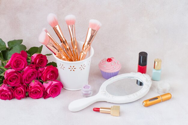 Strauß rosa Rosen, Spiegel, Pinsel und Make-up