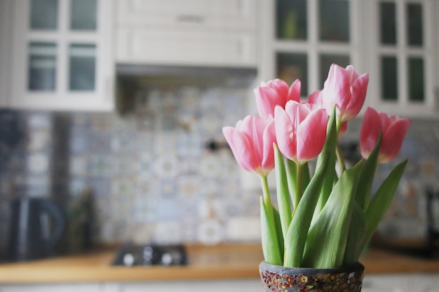 Strauß rosa Tulpen auf heller Küche.