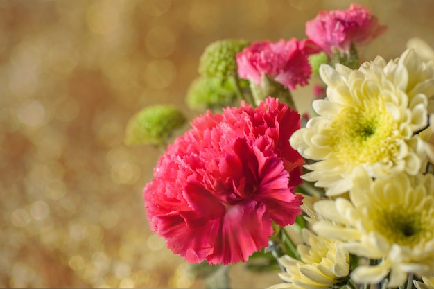 Strauß rosa und gelber Blumen