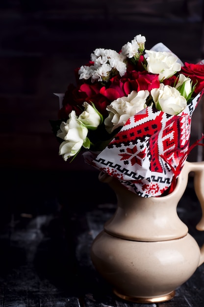 Strauß Rosen auf Holztisch