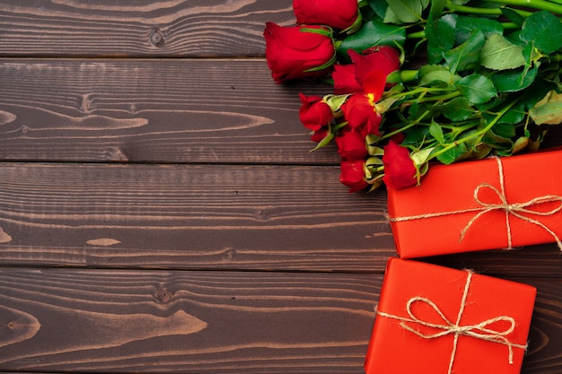 Strauß Rosen und Geschenkbox Draufsicht flach legen