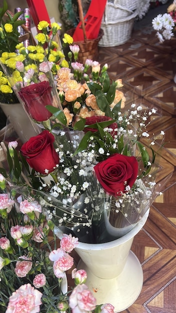 Strauß roter Rosen und Nelken in einem Blumenladen