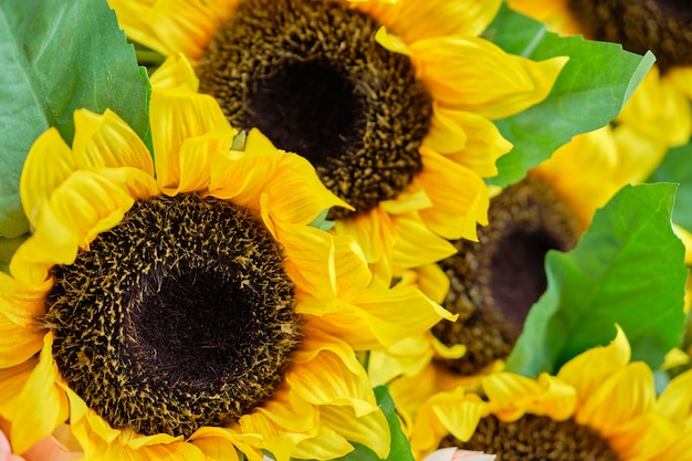 Strauß saftiger künstlicher Sonnenblumen.