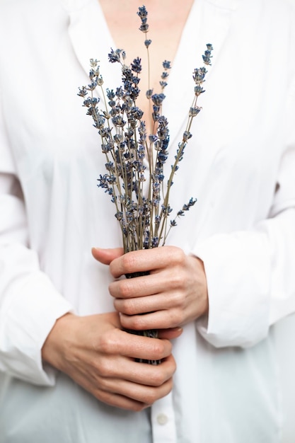 Foto strauß trockener blumen in der hand.