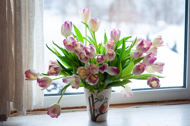 Strauß Tulpen auf dem Fenster in einer Vase