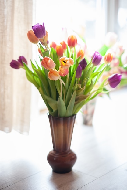 Strauß Tulpen auf dem Fenster in einer Vase