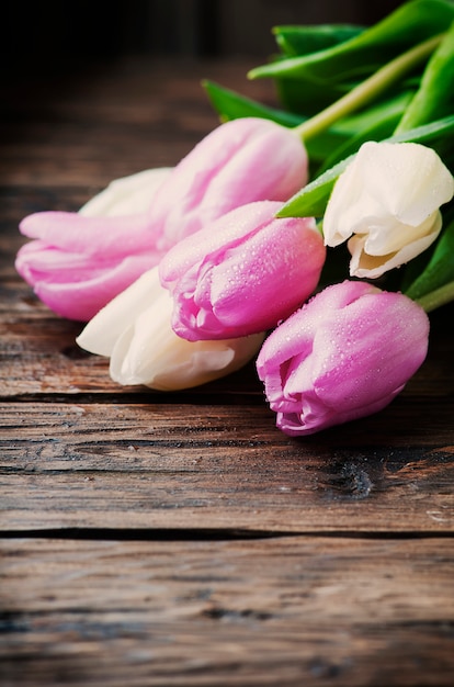 Strauß Tulpen auf dem Holztisch