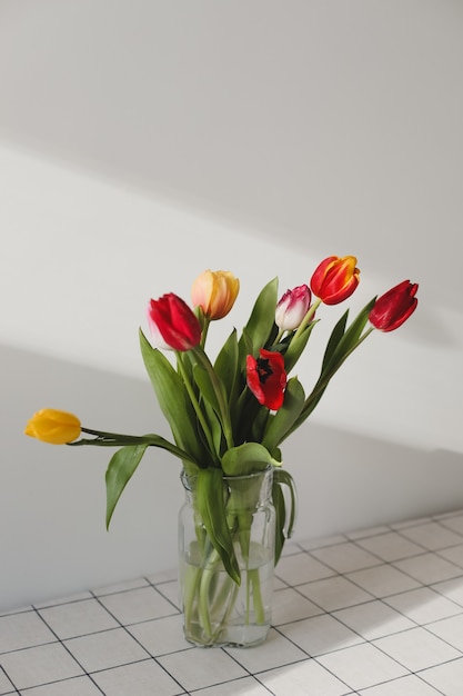 Strauß Tulpen in einer Vase zu Hause