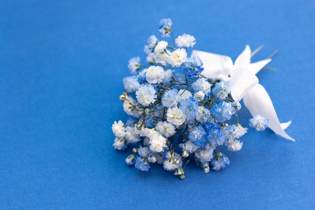 Strauß weiß-blauer Gypsophila-Blüten