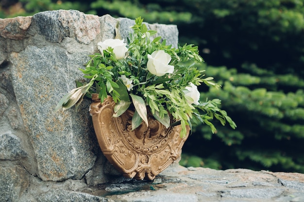 Strauß weißer Rosen als Dekor bei der Hochzeit