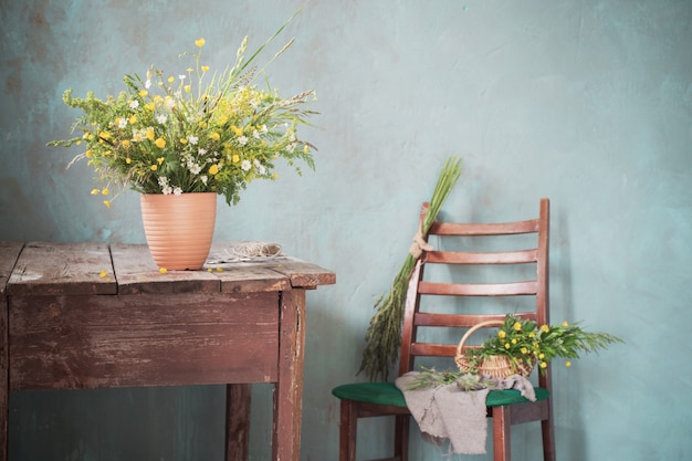 Strauß wilder Blumen auf altem Holztisch