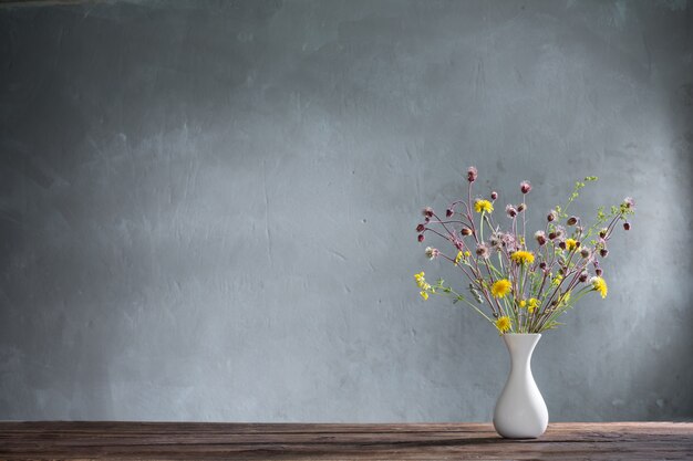 Strauß wilder Blumen auf altem Holztisch