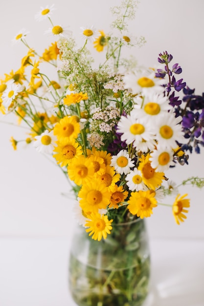 Strauß wilder Naturblumen in einer Vase