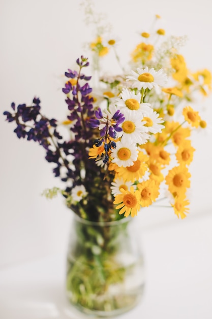 Strauß wilder Naturblumen in einer Vase