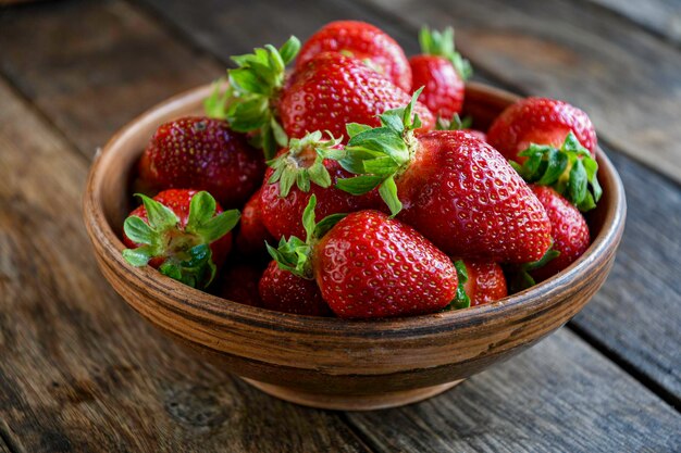 StrawberrHarvest hausgemachte Erdbeeren in Steingut auf einem alten Holztisch Kochen in der Küche