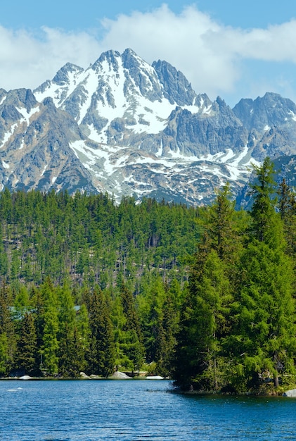 Strbske Pleso Frühlingsblick mit Bergsee (Slowakei)