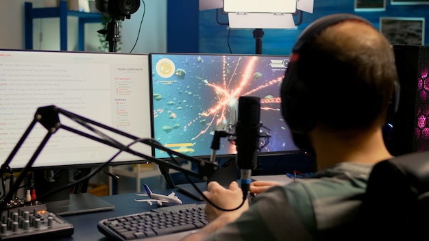 Streamer com fone de ouvido perdendo competição de jogo de tiro no espaço usando equipamentos modernos