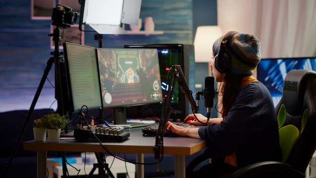 streamer com dispositivos para streaming, jogador profissional