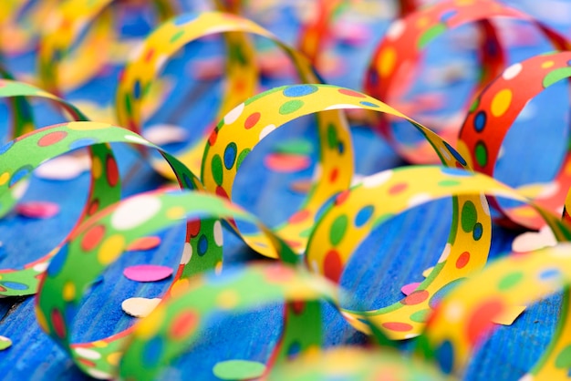 Foto streamer de papel colorido em uma festa de carnaval sobre um fundo azul