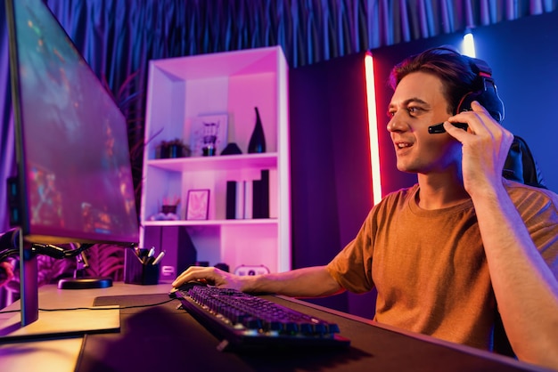 Streamer de juegos inteligente jugando a la lucha moba en la pantalla de la computadora pecuniario