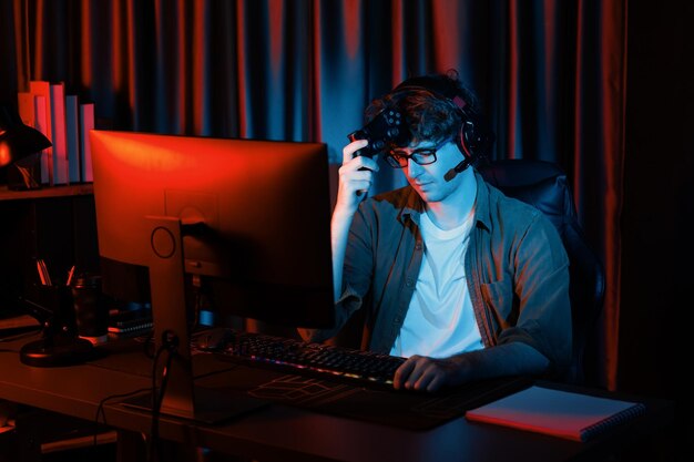 Streamer jugando con joystick equipo de Esport en la computadora con el juego más difícil Gusher