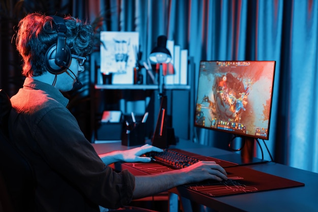 Streamer jugando a la lucha moba usando auriculares y micrófono en el gusher lateral trasero