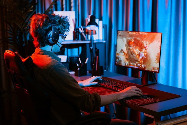 Streamer jugando a luchar contra Moba con auriculares y micrófono Gusher