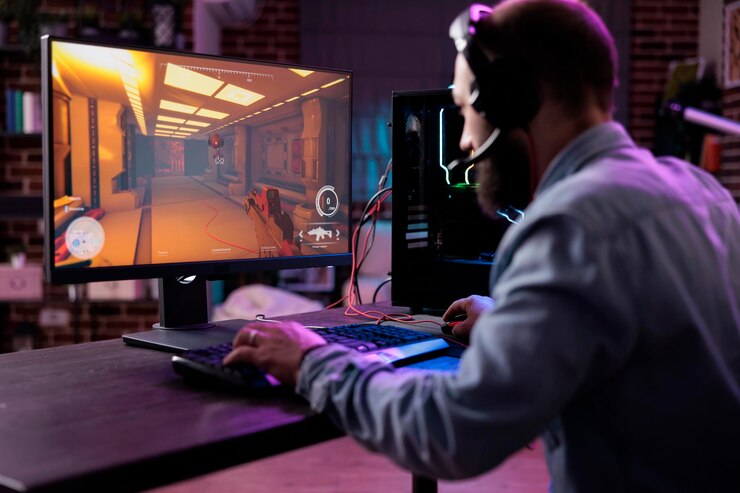 Foto streamer masculino jugando videojuegos en línea en la computadora, divirtiéndose con un torneo de juego de acción en el espacio con luces de neón. joven jugador disfrutando del campeonato de juegos en el sitio web.