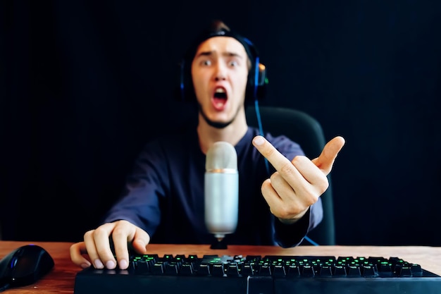 Foto streamer muestra gestos hombre perder el juego