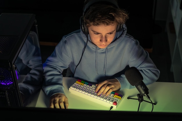 Streamers de videojuegos jugando en su consola doméstica adolescente jugando juegos de computadora adolescente usando juegos