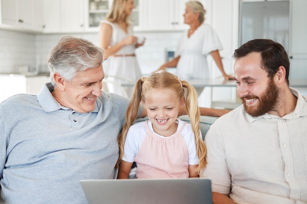 Streaming de laptop e grande família com vídeo engraçado na internet no sofá da sala de sua casa Sorriso feliz e garota cômica rindo de um meme com avô e pai na web em casa