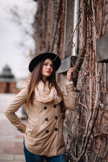 Street Fashion-Konzept Vintage-Porträt der jungen Frau im Frühjahr Mantel und Hut Schmeichelhaftes Haar