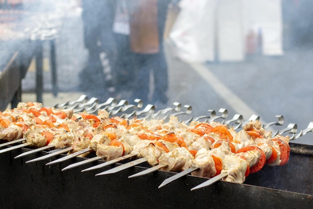 street food.arroz con cerdo pollo carne verduras grill barbacoa mariscos mejillones gambas calamares