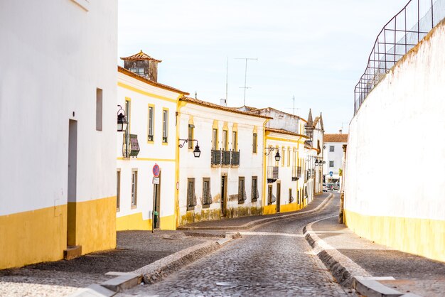 Street view com belos edifícios residenciais antigos na cidade de Évora, em Portugal