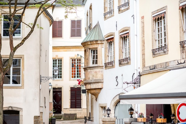 Street view com edifícios antigos na cidade de Luxemburgo
