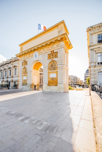 Street view com o Arco do Triunfo durante o nascer do sol na cidade de Montpellier, na região de Occitanie, na França