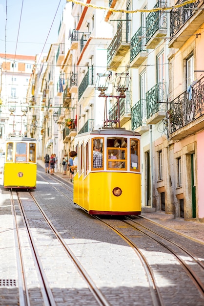 Foto street view com o famoso funicular amarelo em lisboa durante um dia ensolarado em portugal