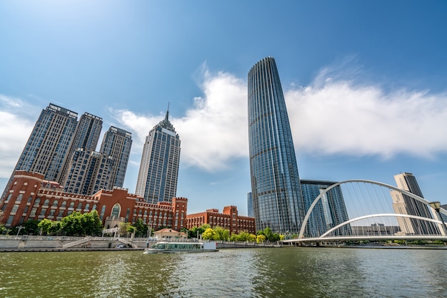 Street View da arquitetura moderna ao longo do rio Haihe em Tianjin