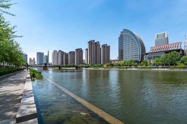 Street View da arquitetura moderna ao longo do rio Haihe em Tianjin