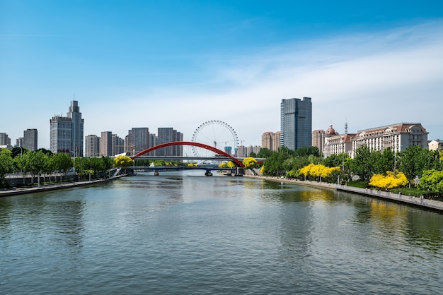 Street View da arquitetura moderna ao longo do rio Haihe em Tianjin