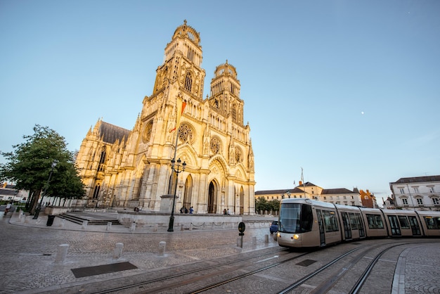 Street view na catedral de Saint Croix com bonde na cidade de Orleans durante o pôr do sol no centro da França