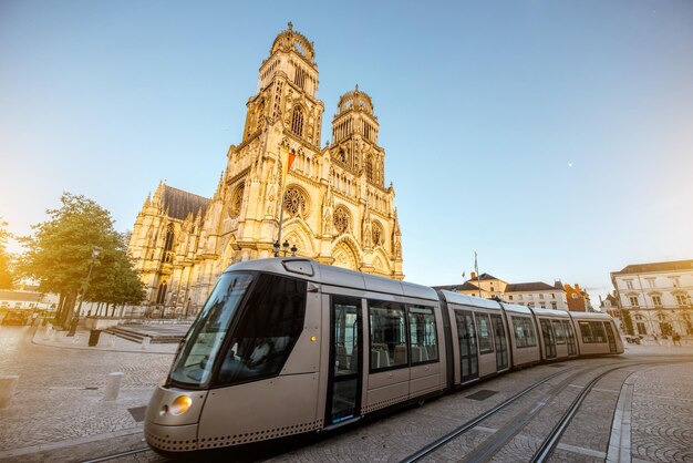 Street view na catedral de Saint Croix com bonde na cidade de Orleans durante o pôr do sol no centro da França