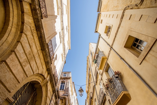 Street view na cidade velha de montpellier, na região de occitanie, na frança